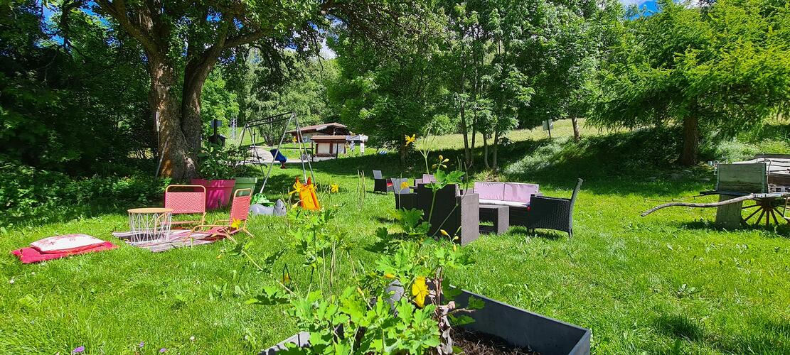 Mobilier de jardin sous les arbres au bar de L’Adray à Longefoy