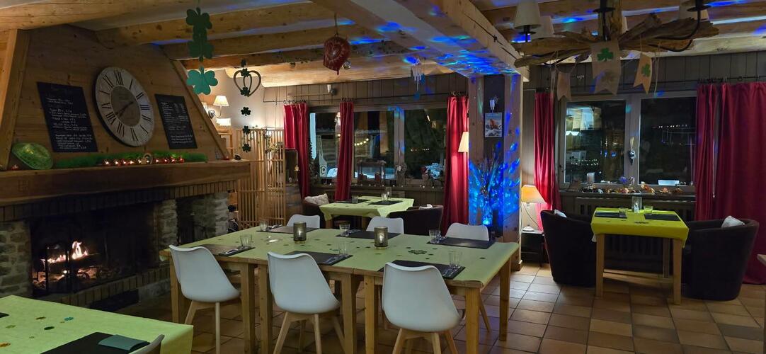 Cheminée allumée dans le restaurant de montagne L’Adray, en hiver