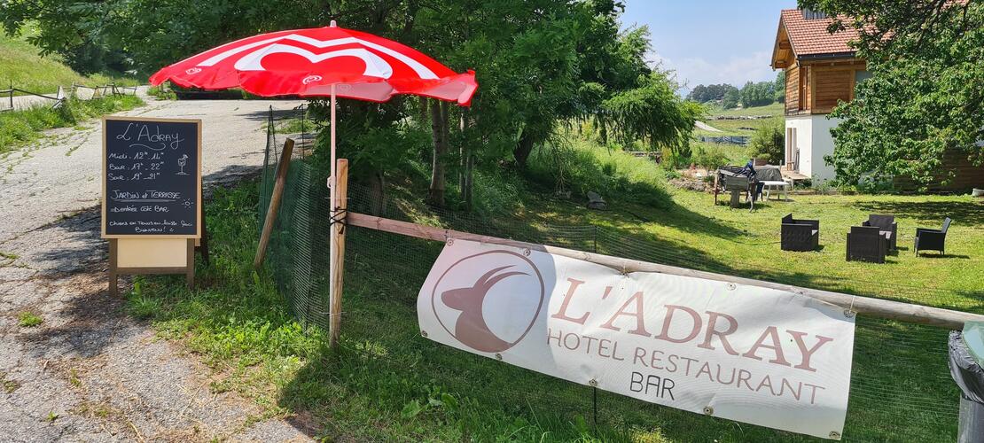 Apéritif en plein air dans le jardin du bar de L’Adray, près de Montalbert