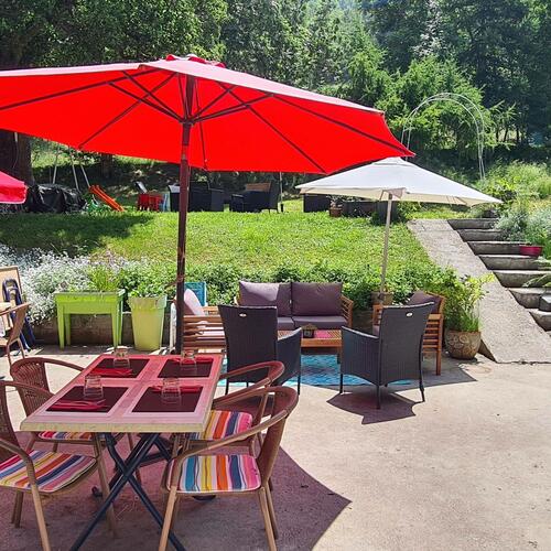 Déjeuner au soleil sur la terrasse du restaurant L’Adray à Longefoy